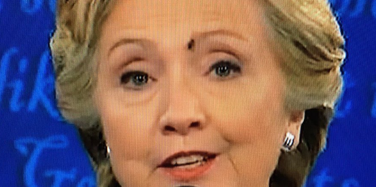 a-fly-landed-directly-on-hillary-clintons-face-during-the-second-presidential-debate